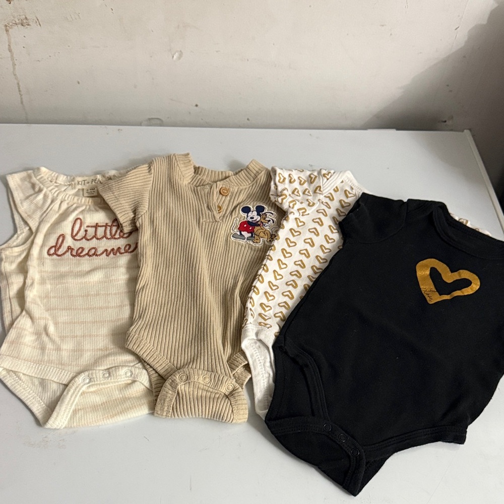 Set of 4 Baby Bodysuits with Heart and Dreamer Designs